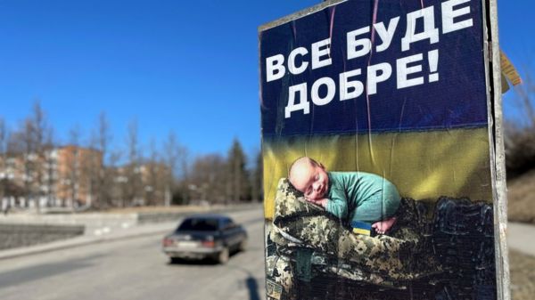 "После сирены кто-то погибнет". Корреспондент Би-би-си Сара Рейнсфорд о том, как война изменила украинцев