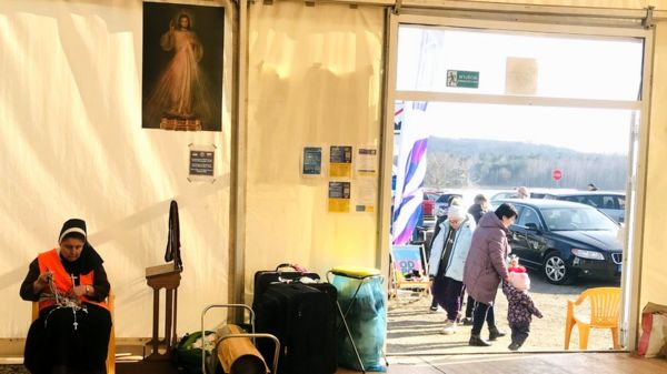 Измученные и голодные. Как беженцев из Украины встречают на польской границе