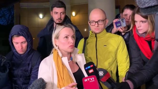 Кто такая Марина Овсянникова &ndash; женщина с антивоенным плакатом в студии программы "Время"