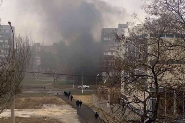 "Мы отрезаны". Что рассказывают жители осажденного российскими войсками Мариуполя