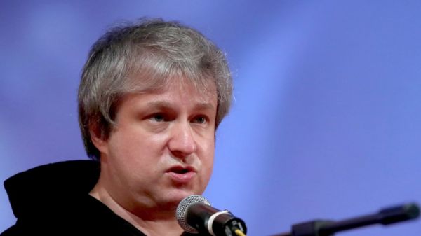 "Никогда не думала, что мне будет стыдно за Россию". Деятели культуры уезжают в знак протеста против войны с Украиной