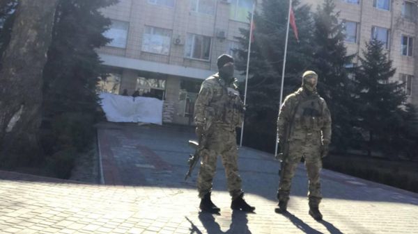 "Всем объясняют главное - что тут теперь Россия и что высовываться нельзя". Как живут люди в захваченном Мелитополе