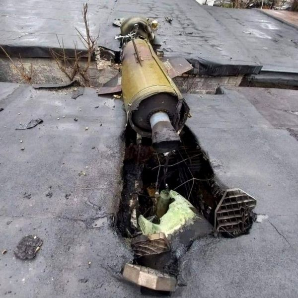 "Мы отрезаны". Что рассказывают жители осажденного российскими войсками Мариуполя