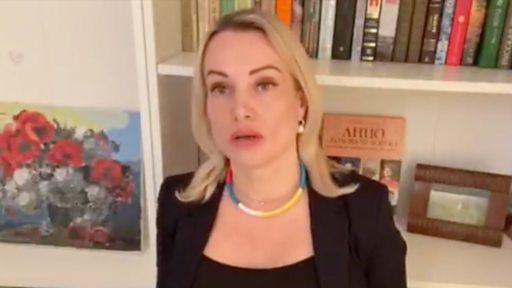Кто такая Марина Овсянникова &ndash; женщина с антивоенным плакатом в студии программы "Время"