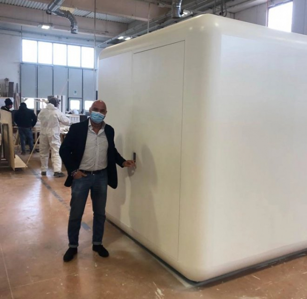 В Канаде разработали компактную клинику-кабинку с доступом в Интернет