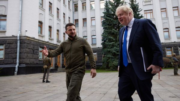 Джонсон приехал с неожиданным визитом в Киев. Он провел переговоры с Зеленским и пообещал Киеву 120 бронемашин