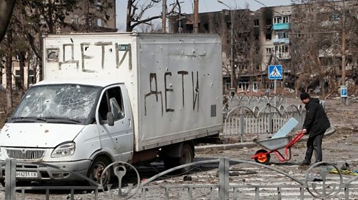 Художницу в Петербурге отправили в СИЗО за замену ценников на листовки с новостями о Мариуполе