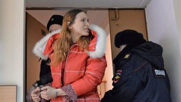 Художницу в Петербурге отправили в СИЗО за замену ценников на листовки с новостями о Мариуполе