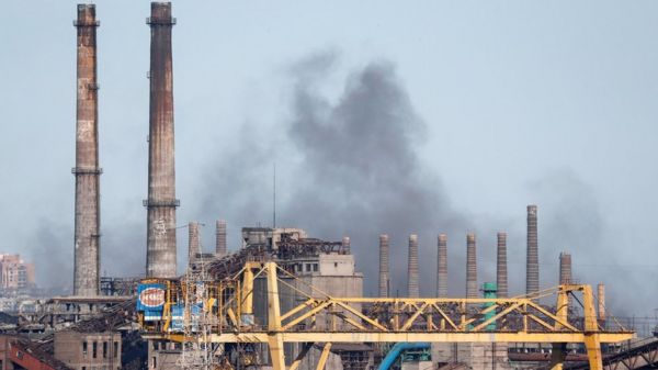 Капитуляция или операция по спасению? Что происходит на заводе "Азовсталь"