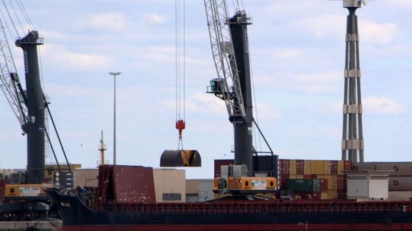 ЦБ пытается запустить экономику, Путин вспоминает "люксус-класс", россияне бьют рекорды на Avito. Главные экономические новости дня