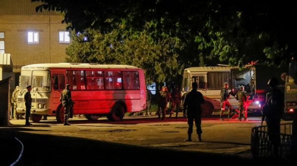 Капитуляция или операция по спасению? Что происходит на заводе "Азовсталь"