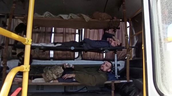 Капитуляция или операция по спасению? Что происходит на заводе "Азовсталь"