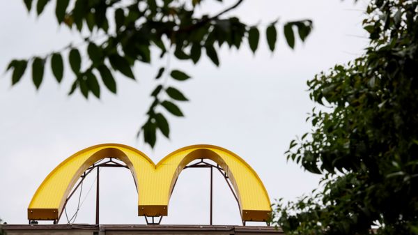 Новое название McDonalds, Китай закрывает небо и "огромные ресурсы" на войну. Главные экономические новости за день