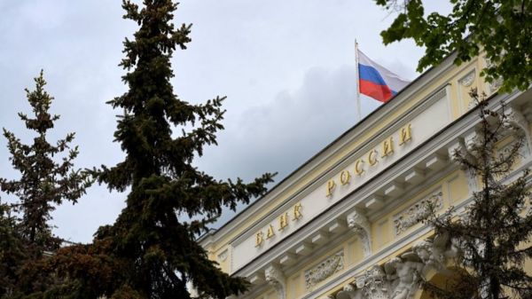 ЦБ пытается запустить экономику, Путин вспоминает "люксус-класс", россияне бьют рекорды на Avito. Главные экономические новости дня