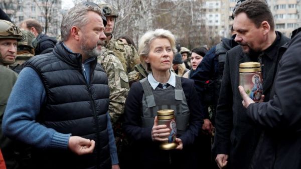 Нефтяное эмбарго и отключение "Сбера" от SWIFT: ЕС представил шестой пакет санкций против России