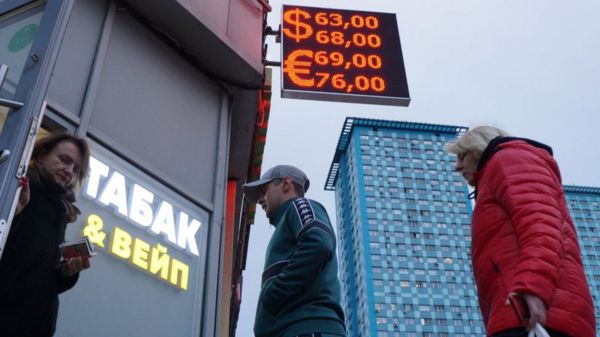 ЦБ пытается запустить экономику, Путин вспоминает "люксус-класс", россияне бьют рекорды на Avito. Главные экономические новости дня