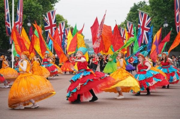 Фото: красочный парад в честь Платинового юбилея королевы Елизаветы Второй