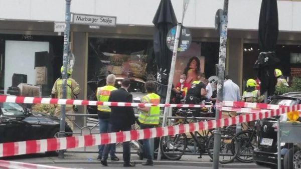 В Берлине автомобиль врезался в толпу; как минимум один человек погиб