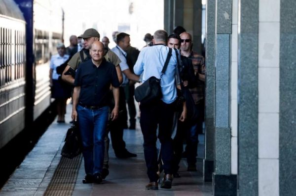 В Киеве завершилась встреча канцлера Германии Шольца, президента Франции Макрона, премьера Италии Драги и президента Румынии Йоханниса с президентом Украины Зеленским.