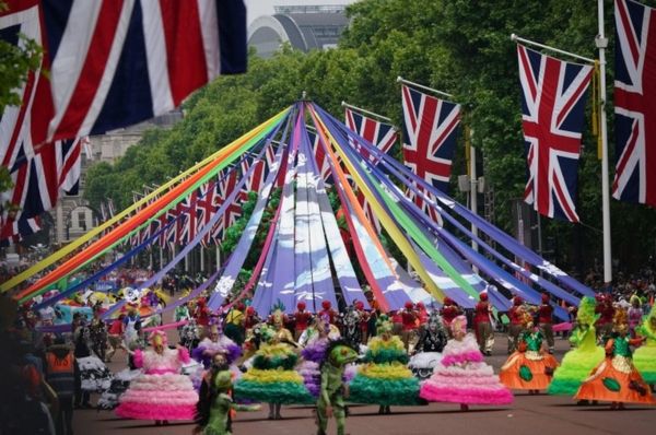 Фото: красочный парад в честь Платинового юбилея королевы Елизаветы Второй