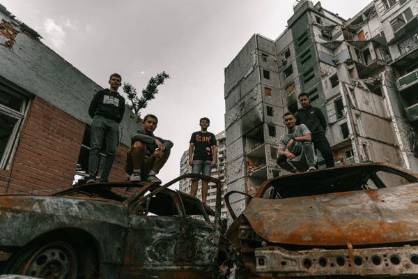 Школьный альбом войны. Фотосессия выпускников Чернигова на руинах