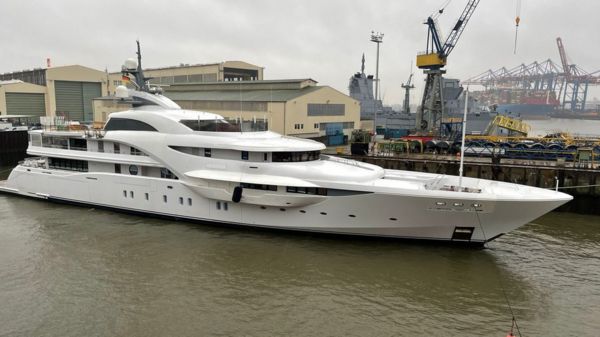 Перед войной "яхту Путина" эвакуировали из Гамбурга. Теперь известно, кому она может принадлежать