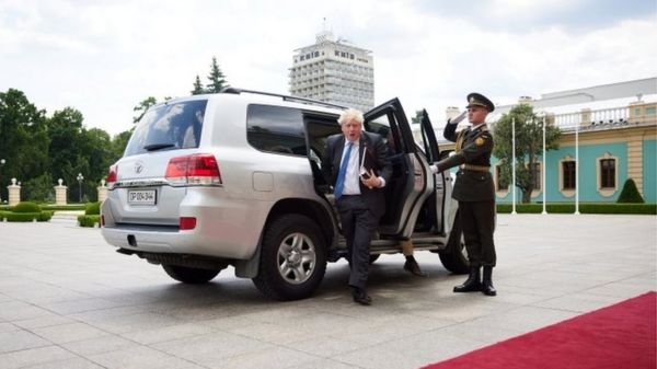 Борис Джонсон прилетел в Киев. Британия запускает программу подготовки украинских военных