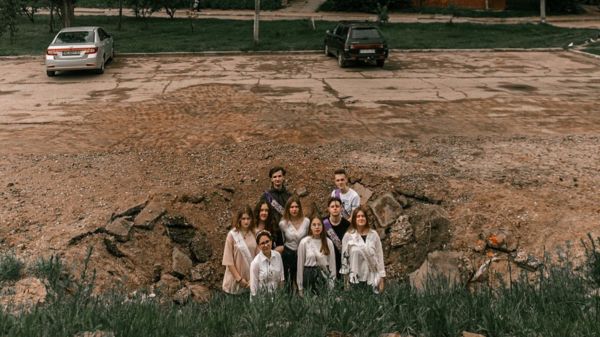 Школьный альбом войны. Фотосессия выпускников Чернигова на руинах