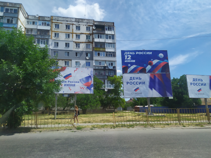 Безлюдные концерты и триколор на дне. На оккупированных территориях Украины устраивают мероприятия ко Дню России