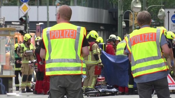 В Берлине автомобиль врезался в толпу; как минимум один человек погиб