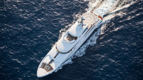 Перед войной "яхту Путина" эвакуировали из Гамбурга. Теперь известно, кому она может принадлежать