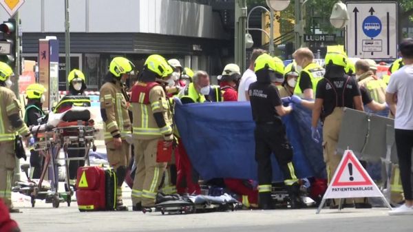 В Берлине автомобиль врезался в толпу; как минимум один человек погиб