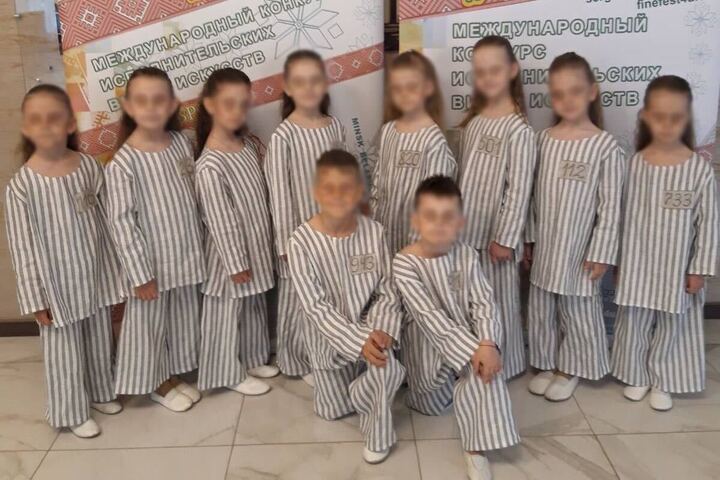 В Беларуси детский коллектив выступил на конкурсе с номером "По вагонам": дети были в робе узников концлагерей