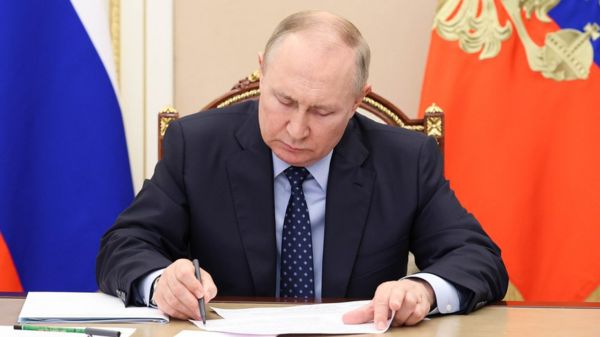 Путин подписал больше 100 законов. О спецмерах в экономике, "иноагентах" и госизмене - о чем еще?