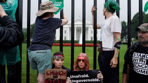 У Белого дома прошла многотысячная акция за право на аборт