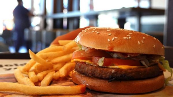 Русский McDonald&rsquo;s без картошки, IKEA без заказов и падение рубля. Главные экономические новости за день