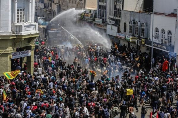 Невиданные протесты на Шри-Ланке: президент уходит в отставку