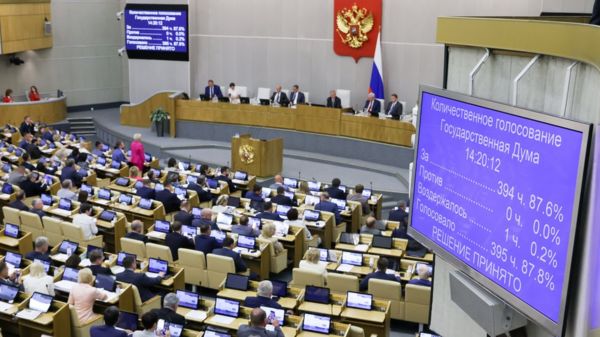 Повышение Мантурова и скандал из-за поправок в закон о рекламе. Зачем собирали внеочередное заседание Думы