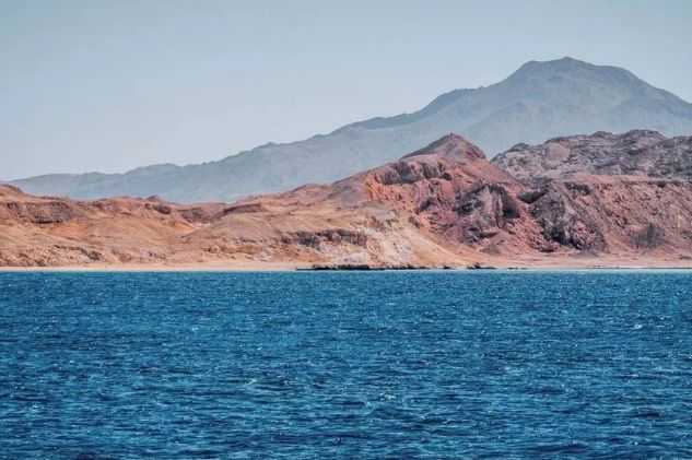 Почему у некоторых морей такие странные названия: Красное, Чёрное, Белое, Жёлтое