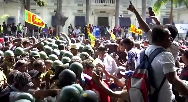 Тысячи протестующих взяли штурмом резиденцию президента Шри-Ланки в Коломбо. Посол заявил, что политик покинул страну