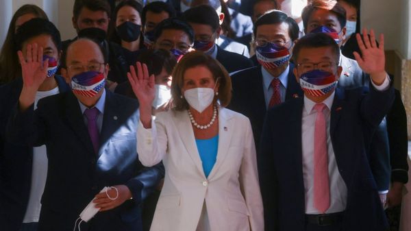 Нэнси Пелоси прилетела на Тайвань. Китай грозил серьезными последствиями, но пока решил провести учения