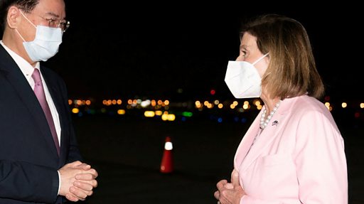 Нэнси Пелоси прилетела на Тайвань. Китай грозил серьезными последствиями, но пока решил провести учения