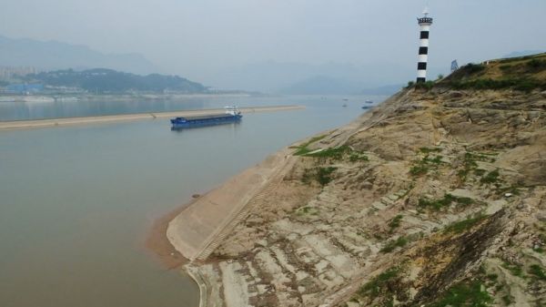 Засуха в Китае: погасшие огни Шанхая, пересохшая Янцзы и искусственные тучи