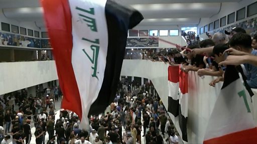 Беспорядки в Ираке: сторонники популярного имама Муктады ас-Садра штурмовали президентский дворец, есть убитые