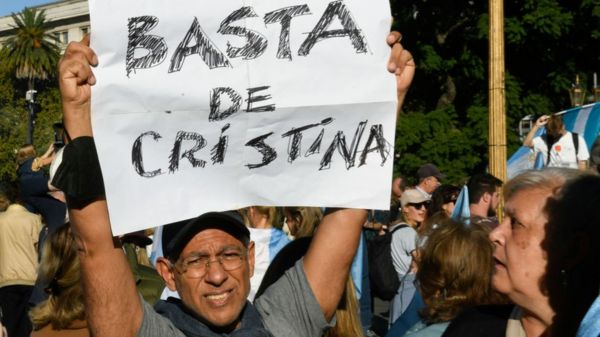 Экс-президента Аргентины Кристину Киршнер требуют посадить на 12 лет. Она считает это местью.