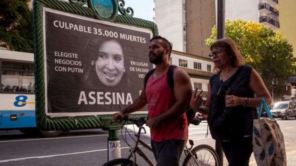 Экс-президента Аргентины Кристину Киршнер требуют посадить на 12 лет. Она считает это местью.