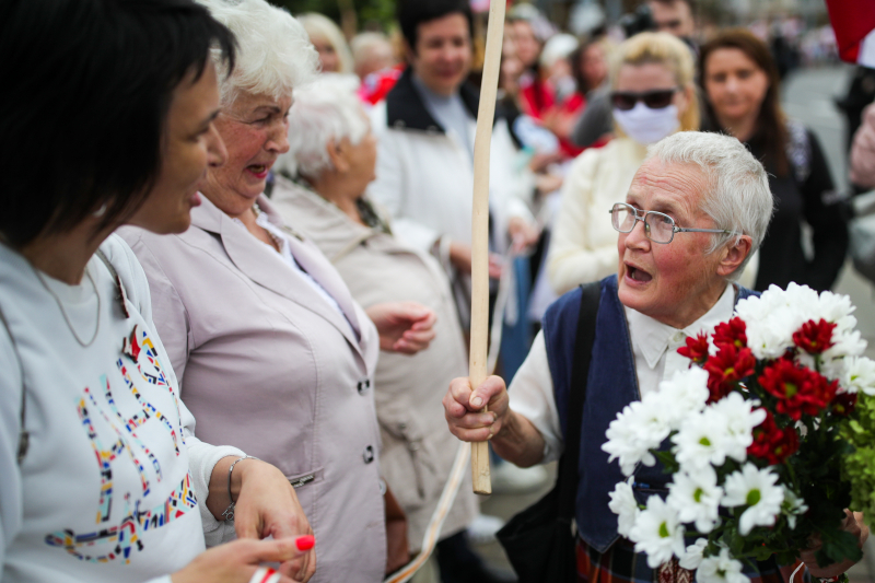 Суд в Беларуси запретил предоставлять услуги связи, ТВ и интернета активистке Нине Багинской. Ей также запретили водить машину и охотиться