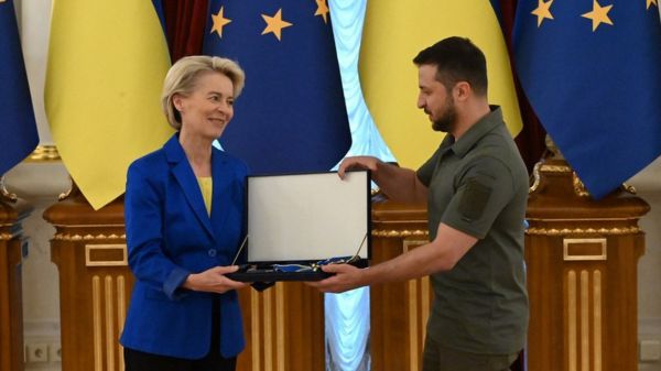 Глава Еврокомиссии в Киеве: поддержка Украины стоит дорого, но мы не отступимся