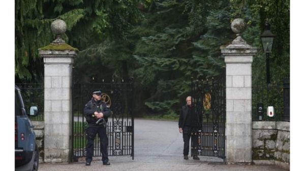Королева Елизавета II под медицинским наблюдением в Балморале. Врачи обеспокоены состоянием ее здоровья