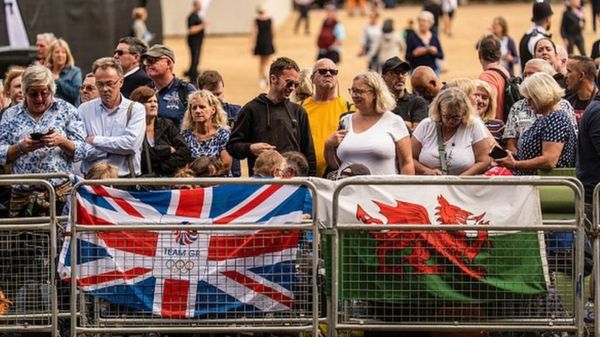 Король Карл III и принцы Уильям и Гарри прошли за гробом Елизаветы II. Траурная процессия в Лондоне – фотографии